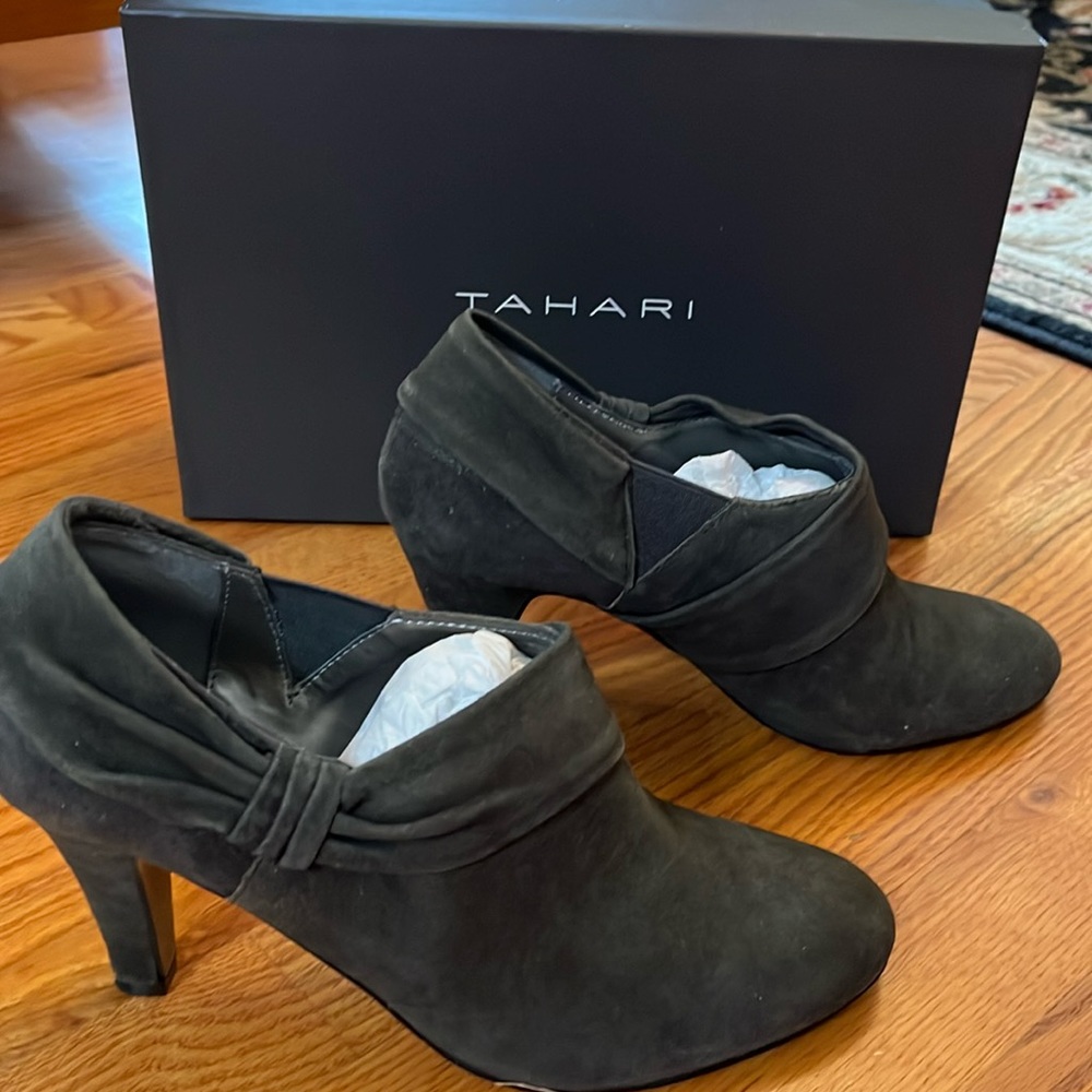New Tahari Dark Gray Suede Leather Heels